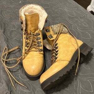 Hiking mountain boots